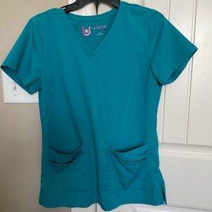 Urbane ultimate scrubs 4 pockets .